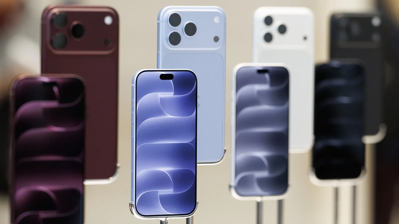 Apple confirms AT&T defect stranding iPhone 18 Pro Max users in SOS mode
