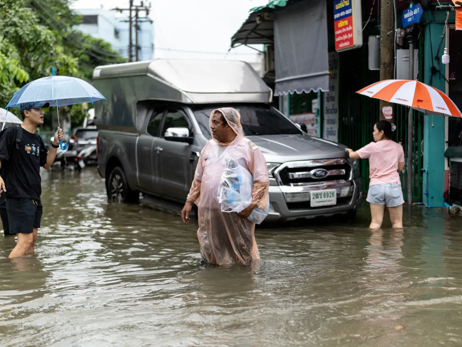Bangkok floods hit 52,000 homes and force 4,900 into shelters